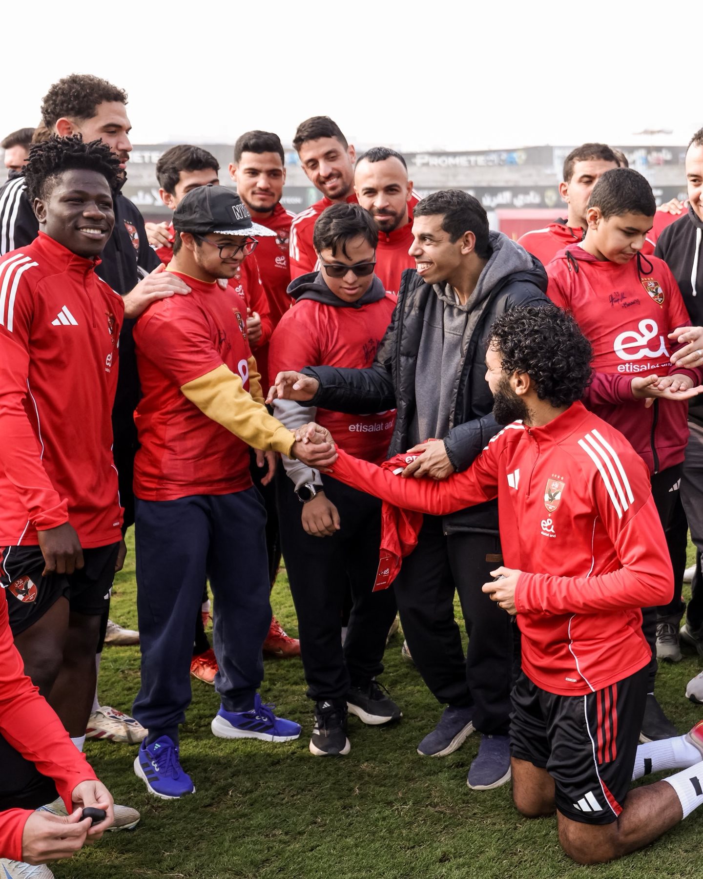 الأهلي يستقبل ذوي الهمم قبل التدريبات "صور"