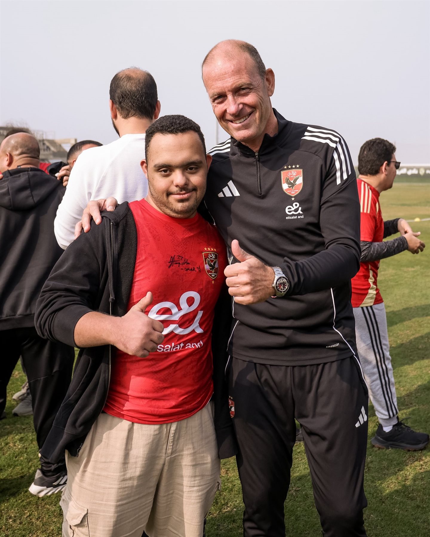 الأهلي يستقبل ذوي الهمم قبل التدريبات "صور"