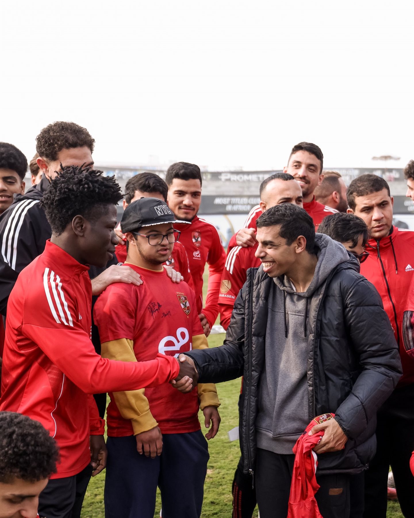 الأهلي يستقبل ذوي الهمم قبل التدريبات "صور"