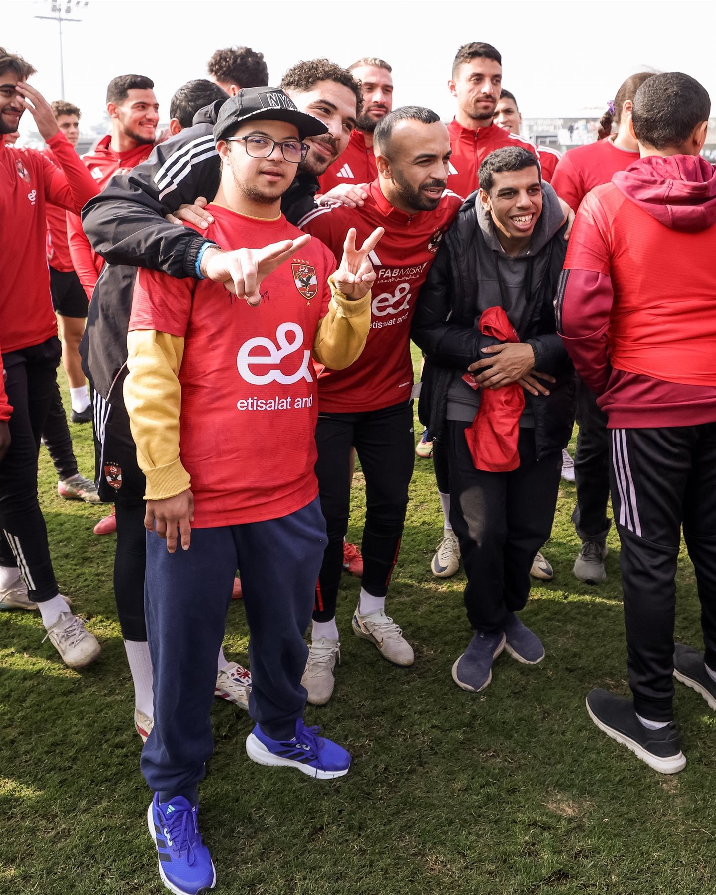 الأهلي يستقبل ذوي الهمم قبل التدريبات "صور"