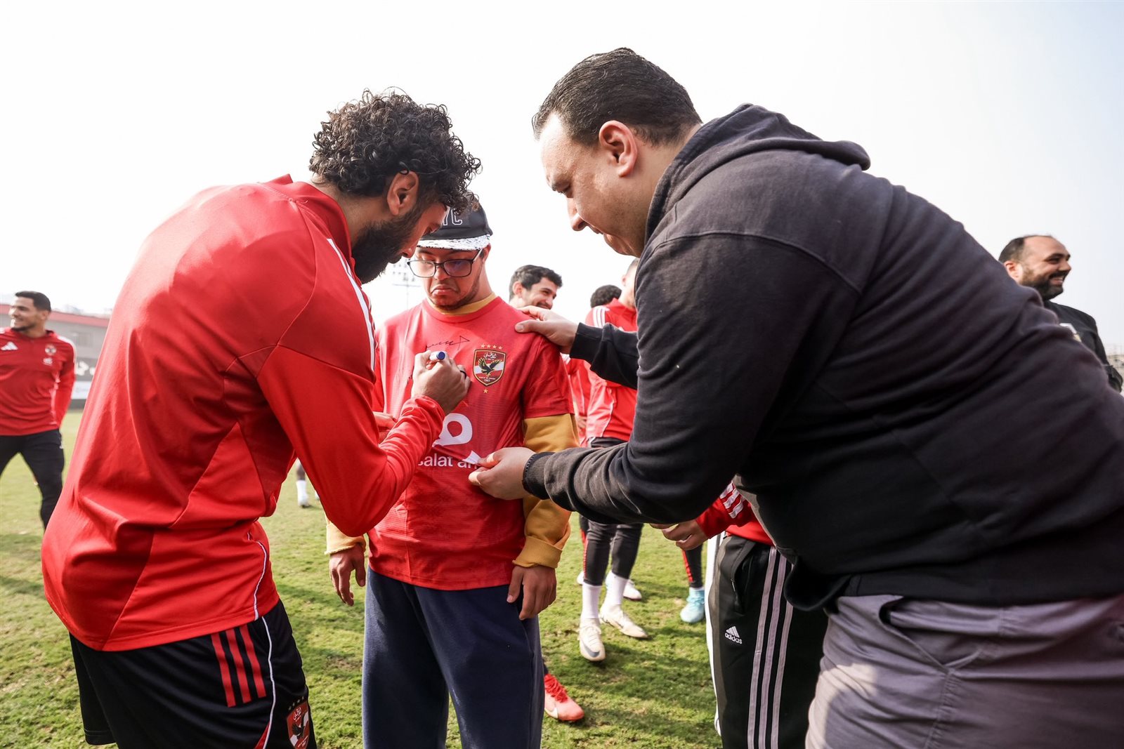الأهلي يستقبل ذوي الهمم قبل التدريبات "صور"