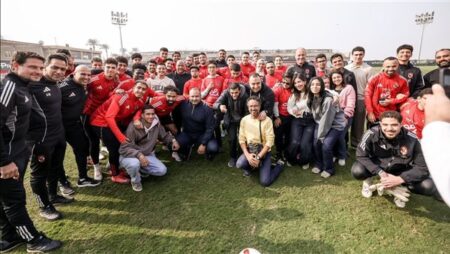 الأهلي يستقبل ذوي الهمم قبل التدريبات "صور"
