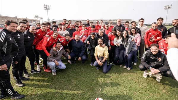 الأهلي يستقبل ذوي الهمم قبل التدريبات "صور"
