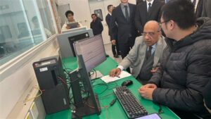 وزير الكهرباء يزور معامل اختبارات أنظمة بطاريات تخزين الطاقة التابعة لشركة هواوي