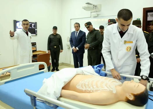 كلية الطب بالقوات المسلحة تستقبل الدكتور خالد عبد الغفار نائب رئيس مجلس الوزراء للتنمية البشرية ووزير الصحة والسكان.. شاهد