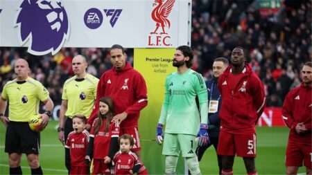 مهاراته لا جدال فيها.. فان دايك يشيد بزميله في ليفربول ويوجه كلمة مؤثرة ليلة تكريم جوتا