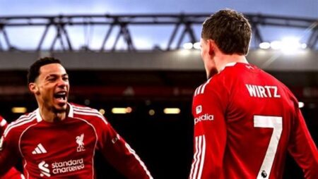 ليفربول يتقدم بثنائية أمام وولفرهامبتون في الشوط الأول بالدوري الإنجليزي