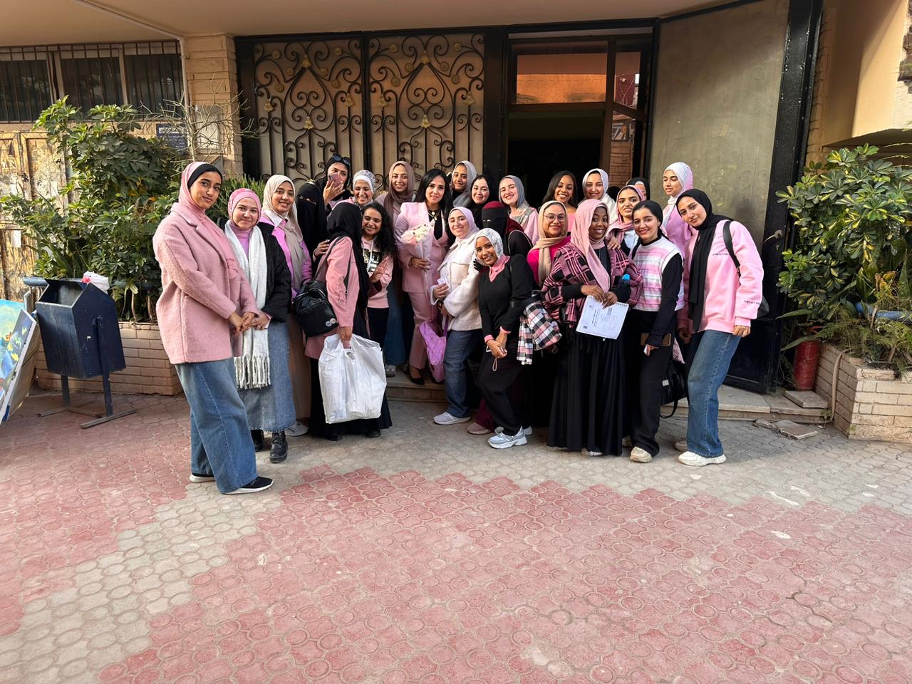 مشهد وفاء بكلية التربية النوعية.. طلاب يكرّمون الدكتورة غادة عبد الرحيم لمسيرتها الإنسانية والعلمية