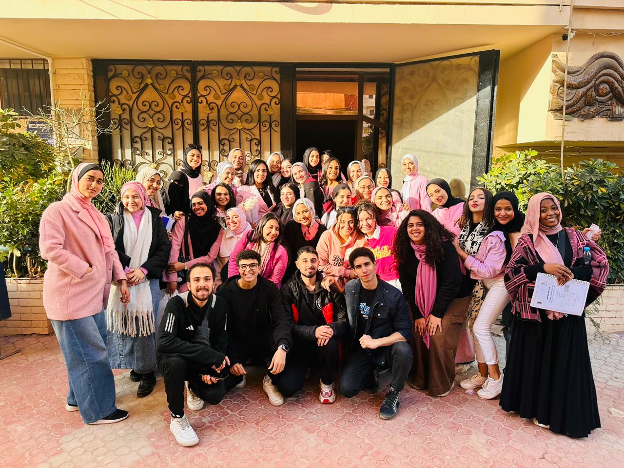 مشهد وفاء بكلية التربية النوعية.. طلاب يكرّمون الدكتورة غادة عبد الرحيم لمسيرتها الإنسانية والعلمية