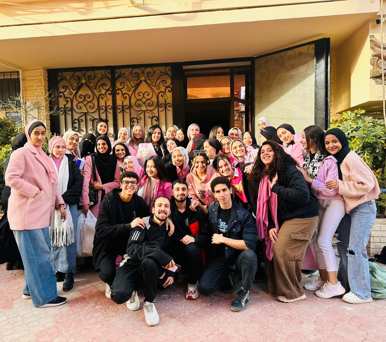 مشهد وفاء بكلية التربية النوعية.. طلاب يكرّمون الدكتورة غادة عبد الرحيم لمسيرتها الإنسانية والعلمية