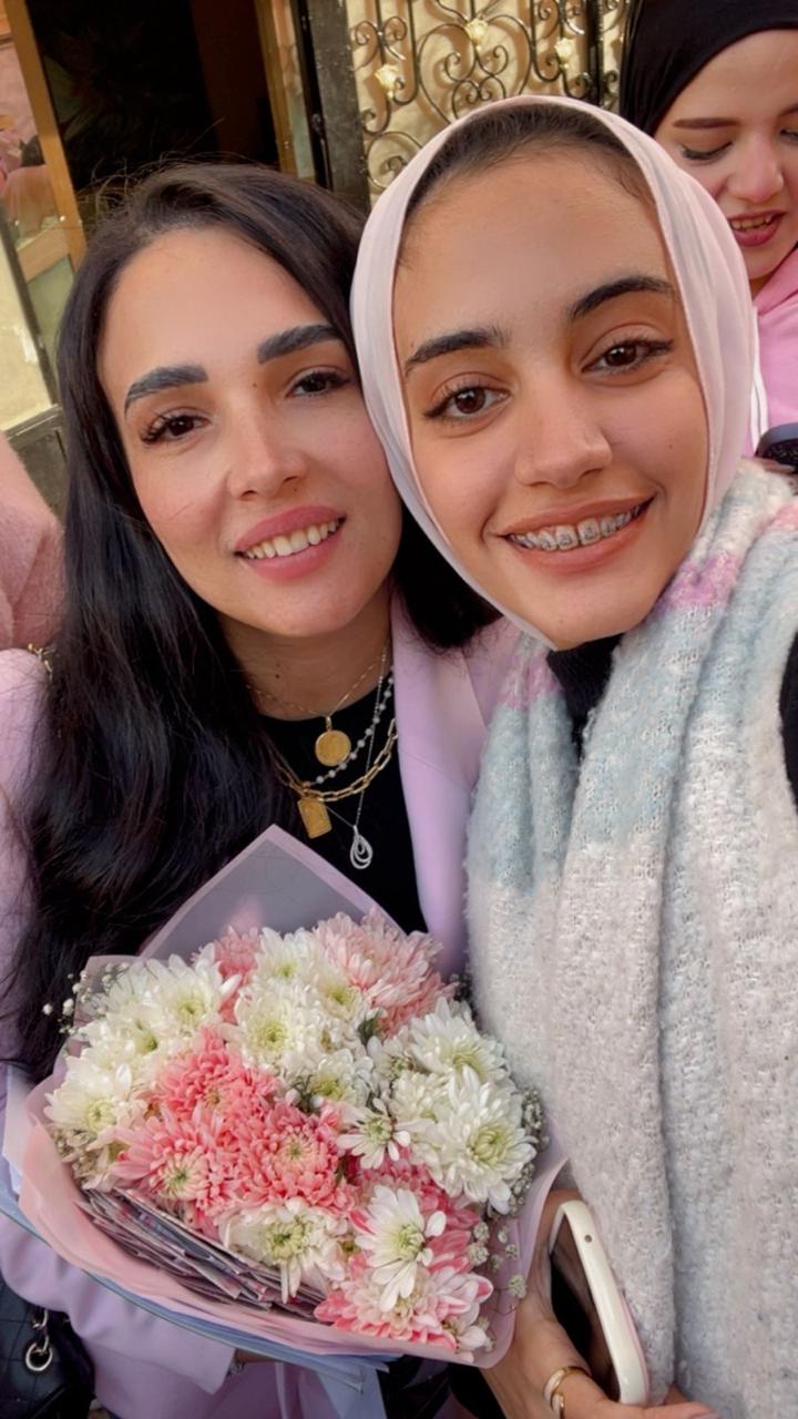 مشهد وفاء بكلية التربية النوعية.. طلاب يكرّمون الدكتورة غادة عبد الرحيم لمسيرتها الإنسانية والعلمية