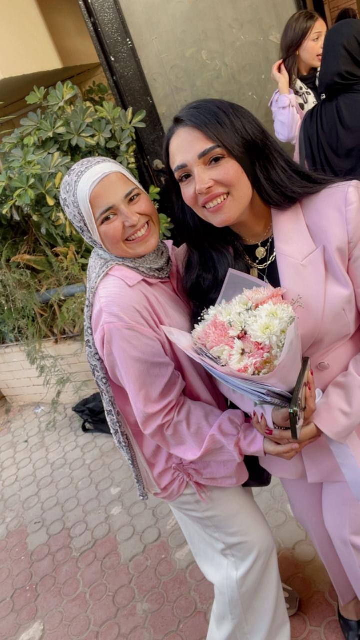 مشهد وفاء بكلية التربية النوعية.. طلاب يكرّمون الدكتورة غادة عبد الرحيم لمسيرتها الإنسانية والعلمية