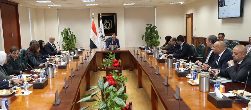 وزير الاتصالات يستعرض حزمة خدمات جديدة ودعم التصنيع المحلي