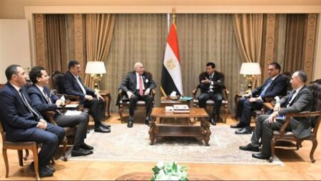 أشرف صبحي يناقش ربط الاتحادات إلكترونيا وتعزيز الحوكمة الرياضية