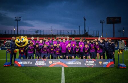 فيديو | لاعب برشلونة يعود إلى التدريبات بعد أزمته النفسية.. والجماهير تستقبله بحفاوة فيديو | لاعب برشلونة يعود إلى التدريبات بعد أزمته النفسية.. والجماهير تستقبله بحفاوة