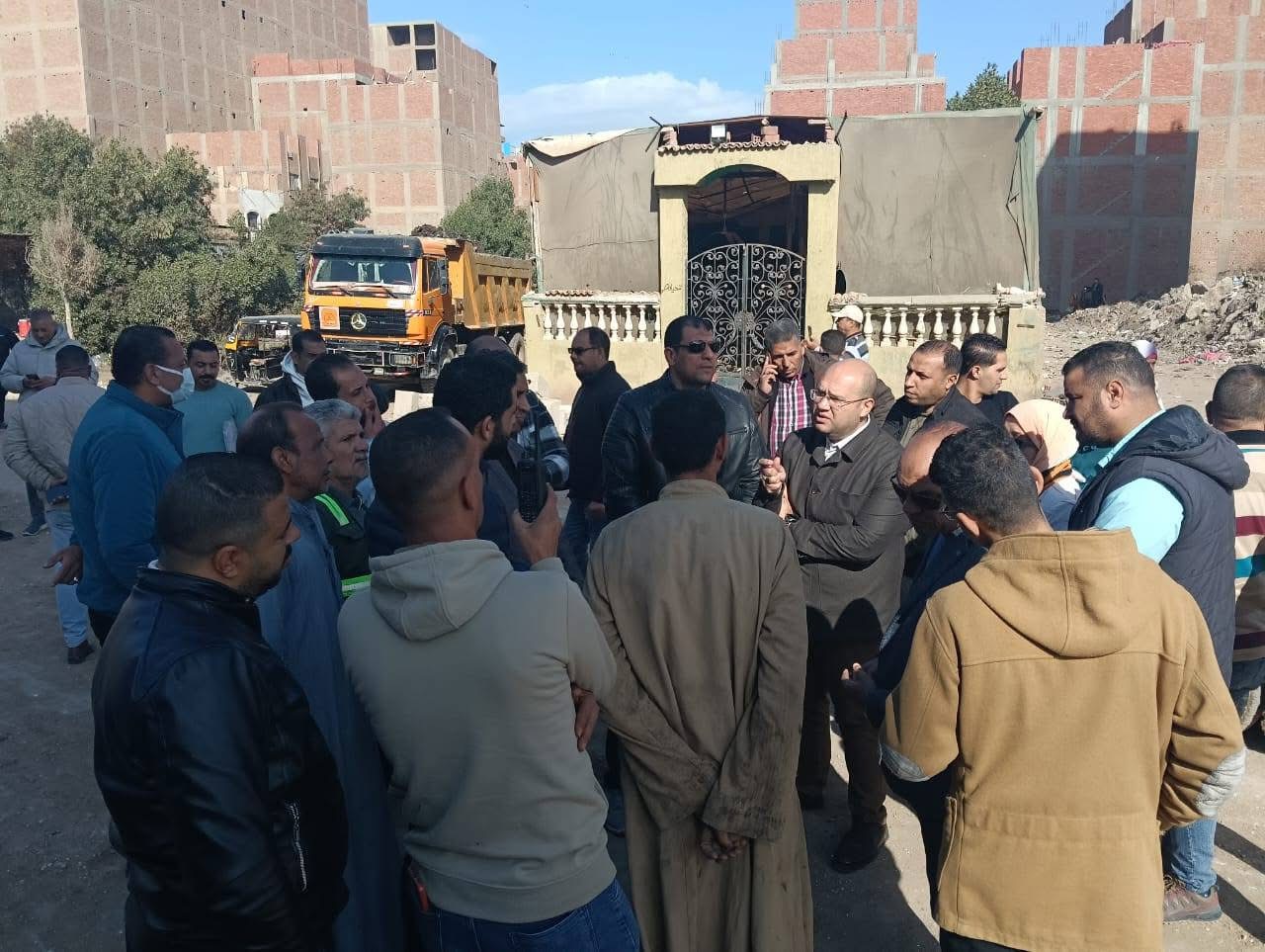 نائب محافظ الجيزة يتفقد أعمال التطوير والتوسعة بطريق الحفرية الرصف