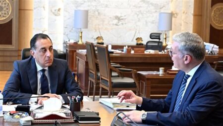 رئيس الوزراء يستعرض مع وزير البترول والثروة المعدنية عددا من ملفات عمل الوزارة رئيس الوزراء يستعرض مع وزير البترول والثروة المعدنية عددا من ملفات عمل الوزارة