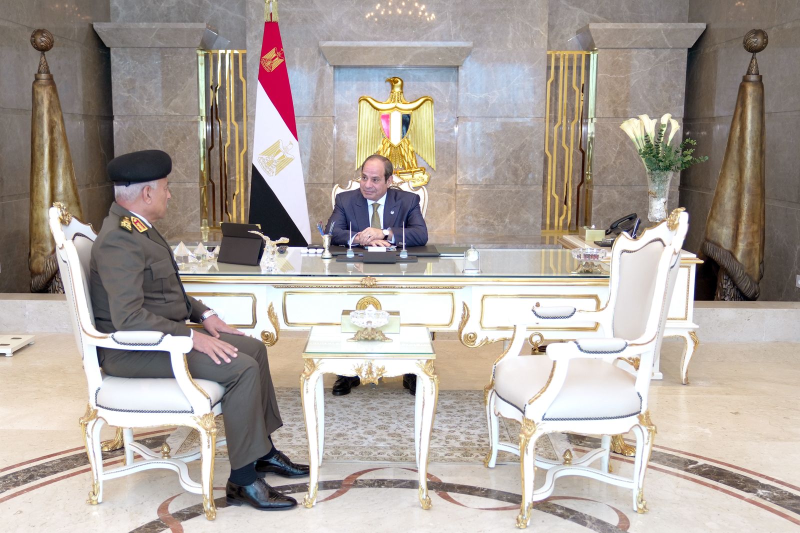 السيسي يستقبل وزير الدفاع ويشهد اختبارات كشف الهيئة لحاملي الدكتوراه من دعاة الأوقاف