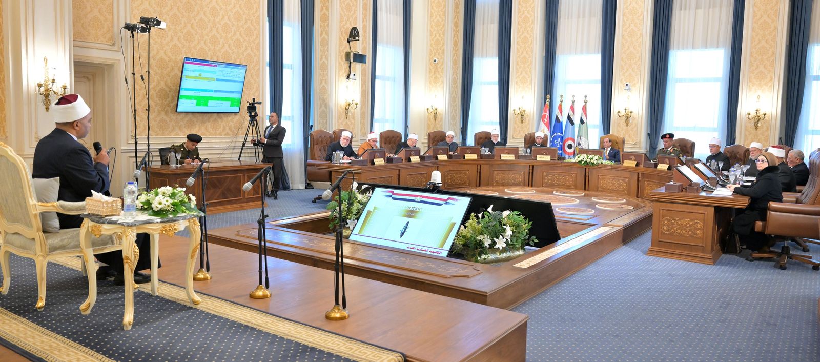 السيسي يستقبل وزير الدفاع ويشهد اختبارات كشف الهيئة لحاملي الدكتوراه من دعاة الأوقاف