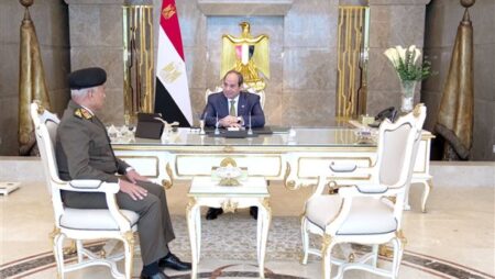 السيسي يستقبل وزير الدفاع ويشهد اختبارات كشف الهيئة لحاملي الدكتوراه من دعاة الأوقاف