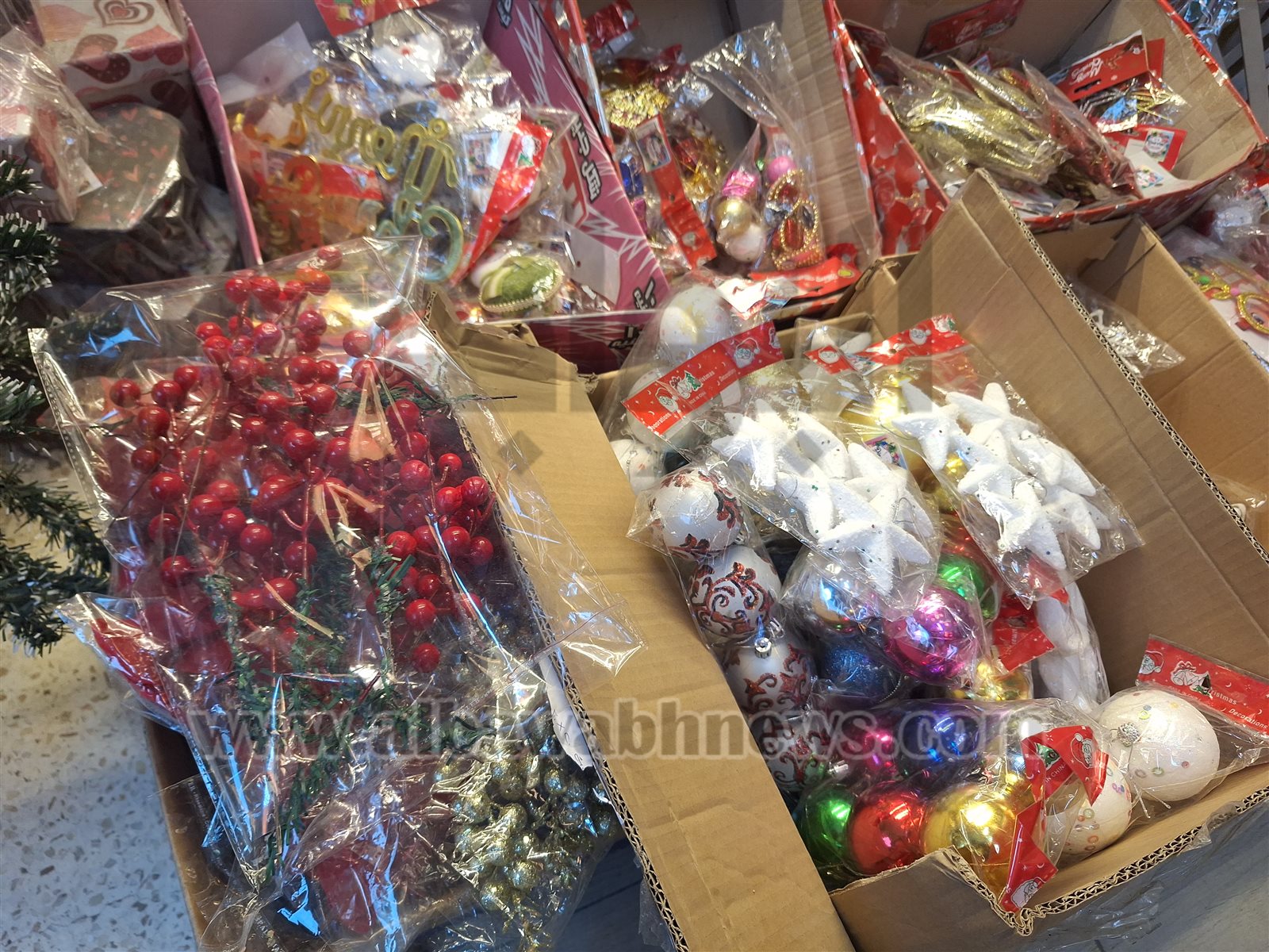 بالصور.. إقبال كبير على شراء هدايا الكريسماس في المنيا