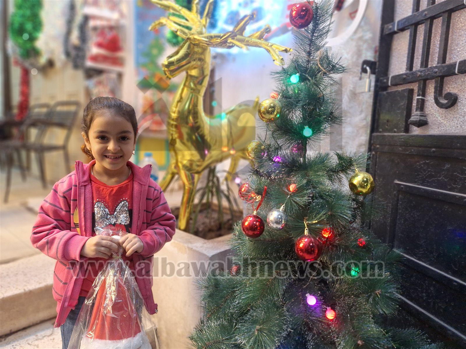 بالصور.. إقبال كبير على شراء هدايا الكريسماس في المنيا