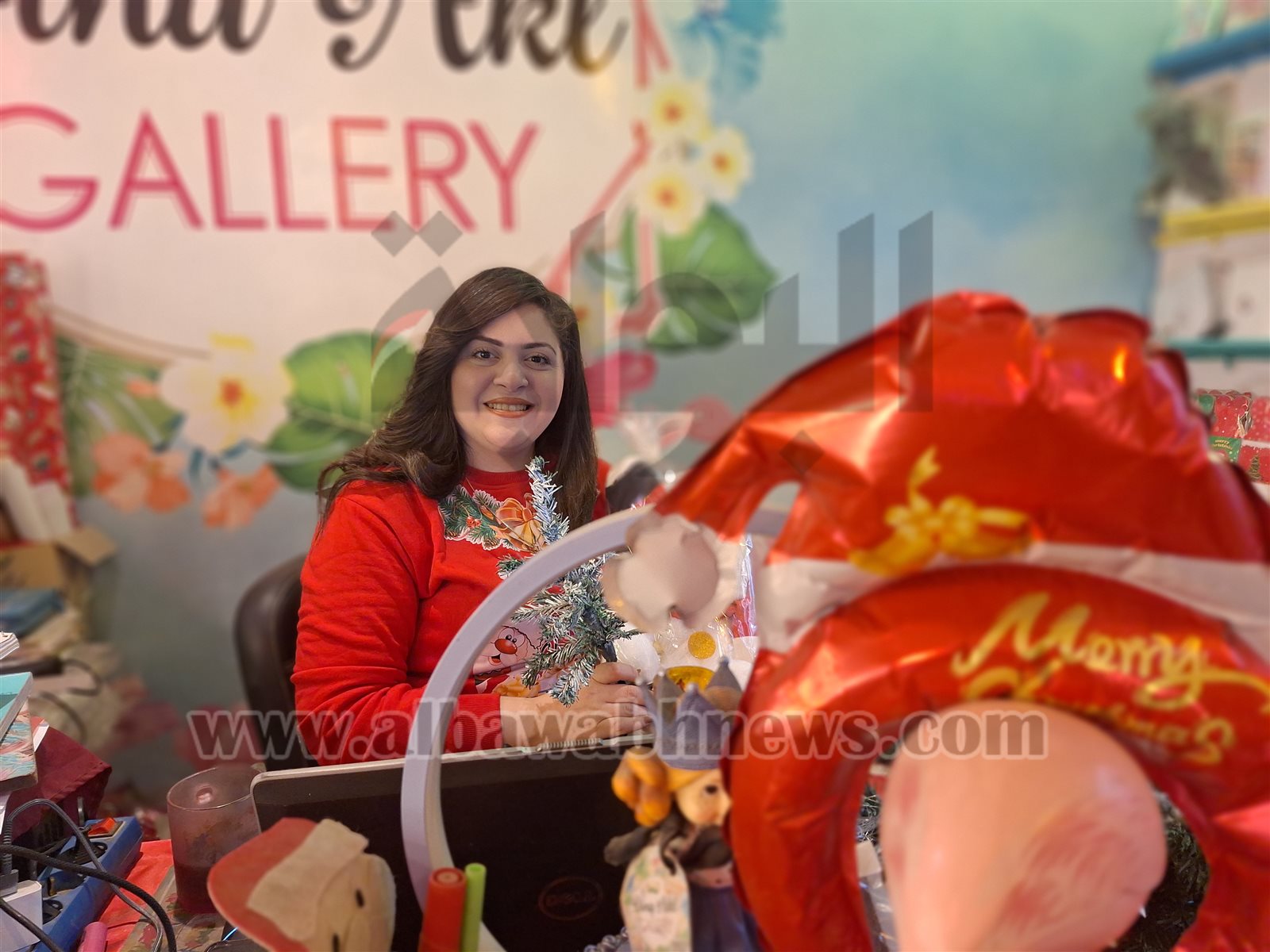 بالصور.. إقبال كبير على شراء هدايا الكريسماس في المنيا