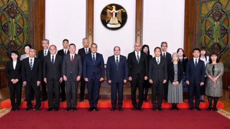 السيسي يجتمع برئيس الحكومة ووزير التربية والتعليم والخبراء اليابانيين المتواجدين في مصر (فيديو)