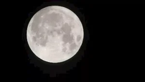 القمر العملاق الأخير في 2025 يزين سماء ديسمبر.. تفاصيل