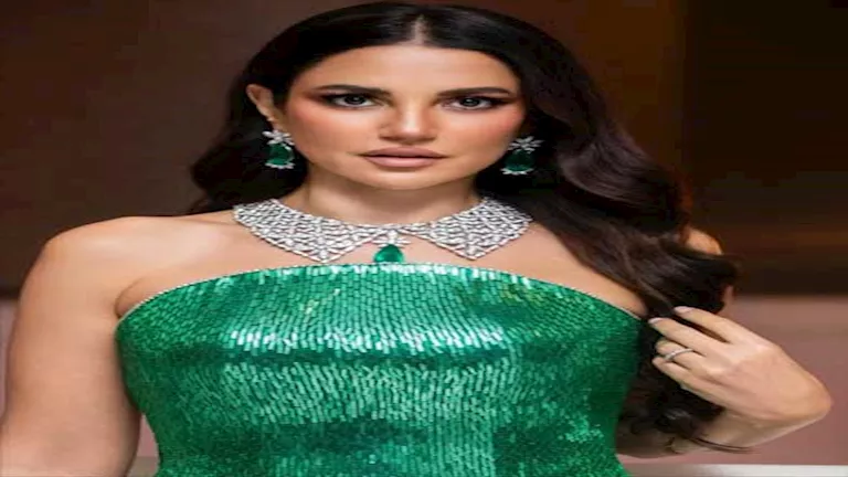 جاذبية اللون الأحمر.. درة تخطف الأنظار بالأحمر الناري جاذبية اللون الأحمر.. درة تخطف الأنظار بالأحمر الناري