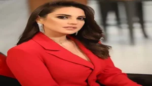 بالطو من الجلد.. كيف نسقت درة إطلالتها؟