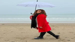 "بإطلالة شتوية أمام البحر".. بشرى تخطف الأنظار في أحدث ظهور لها (صور)