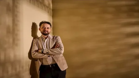 أبو بكر شوقي يخضع لجلسة تصوير في مهرجان البحر الأحمر السينمائي أبو بكر شوقي يخضع لجلسة تصوير في مهرجان البحر الأحمر السينمائي