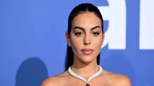 جورجينا بإطلالة جذابة في أحدث ظهور.. كيف نسقتها؟