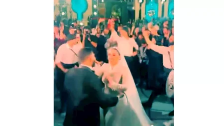 بالصور- رقص فريدة ابنة محمد هنيدي وزوجها على الدبكة في حفل زفافها بالصور- رقص فريدة ابنة محمد هنيدي وزوجها على الدبكة في حفل زفافها