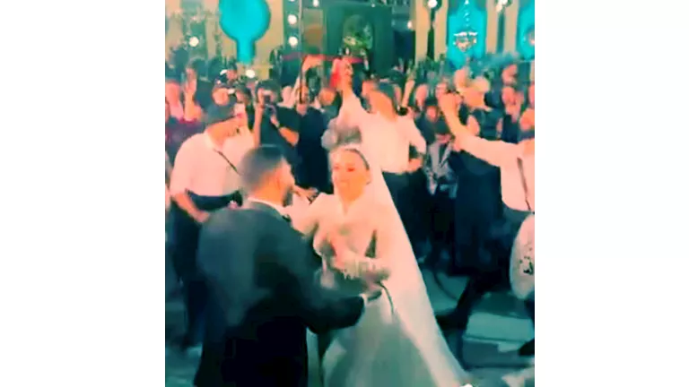 بالصور- رقص فريدة ابنة محمد هنيدي وزوجها على الدبكة في حفل زفافها بالصور- رقص فريدة ابنة محمد هنيدي وزوجها على الدبكة في حفل زفافها