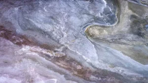 صور مذهلة لبحيرة مياهها تشبه حليب الفراولة في فرنسا