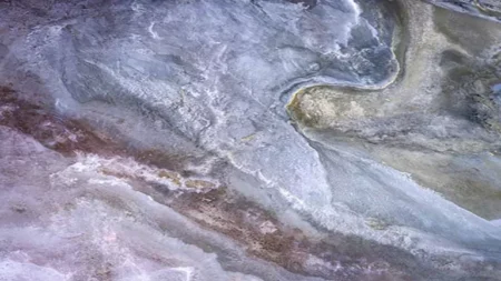 صور مذهلة لبحيرة مياهها تشبه حليب الفراولة في فرنسا صور مذهلة لبحيرة مياهها تشبه حليب الفراولة في فرنسا