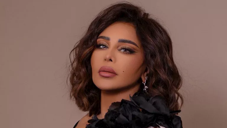 "فستان لامع ومكياج ترابي".. معلومات عن إطلالة أحلام "فستان لامع ومكياج ترابي".. معلومات عن إطلالة أحلام