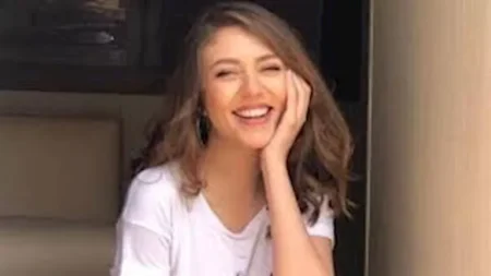 رحمة حسن تتألق بالأحمر الناري.. كيف نسقت إطلالتها؟ رحمة حسن تتألق بالأحمر الناري.. كيف نسقت إطلالتها؟