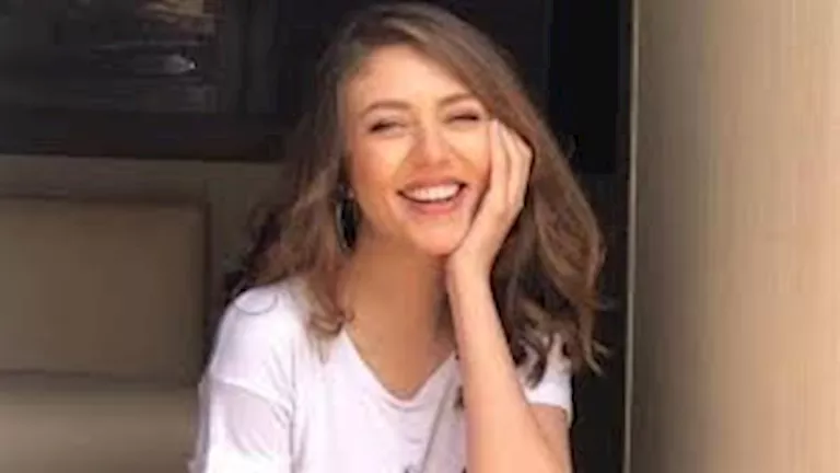 رحمة حسن تتألق بالأحمر الناري.. كيف نسقت إطلالتها؟ رحمة حسن تتألق بالأحمر الناري.. كيف نسقت إطلالتها؟