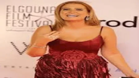 هنا شيحة بإطلالة جريئة.. لماذا اختارت اللون الأحمر؟ هنا شيحة بإطلالة جريئة.. لماذا اختارت اللون الأحمر؟