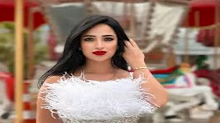 دعاء حكم بفستان قصير.. كيف نسقت إطلالتها؟ دعاء حكم بفستان قصير.. كيف نسقت إطلالتها؟