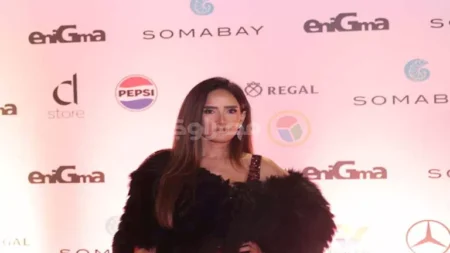 مجوهرات فاخرة.. هكذا نسقت زينة إطلالتها الشتوية