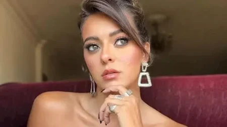 إطلالة شتوية لافتة.. بقفازات ملونة ميران عبد الوارث تلفت الأنظار إطلالة شتوية لافتة.. بقفازات ملونة ميران عبد الوارث تلفت الأنظار