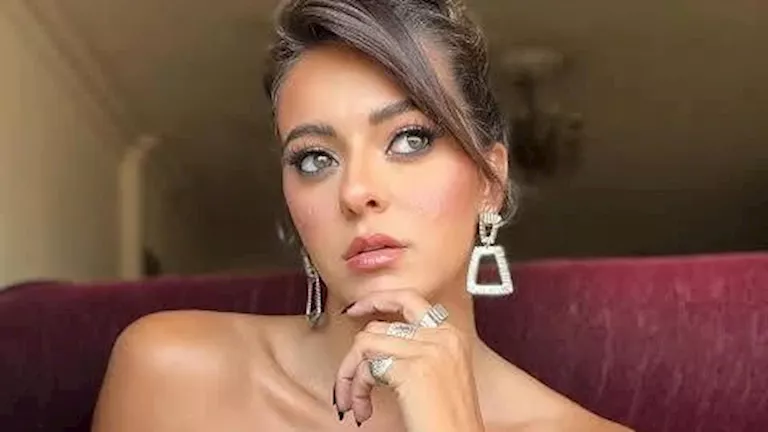 إطلالة شتوية لافتة.. بقفازات ملونة ميران عبد الوارث تلفت الأنظار إطلالة شتوية لافتة.. بقفازات ملونة ميران عبد الوارث تلفت الأنظار