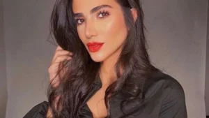 الأحمر يليق بها.. ريم سامي تخطف الأنظار بإطلالتها