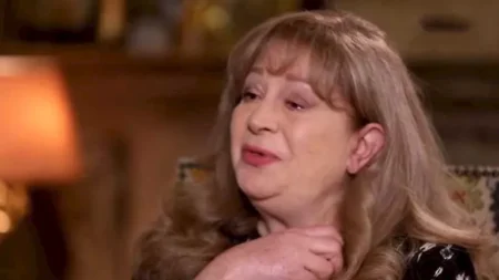 تعرف على آخر رسالة من سمية الألفي لنجلها أحمد الفيشاوي قبل رحيلها.. فيديو