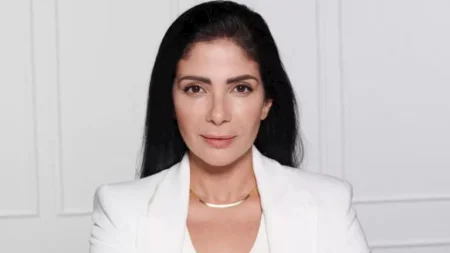 بكلمات مؤثرة.. منى زكي تنعى داوود عبد السيد