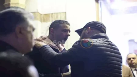 قُبلة على يد شيرين والفيشاوي يواسي شقيقه.. 20 صورة من عزاء الفنانة الراحلة سمية الألفي قُبلة على يد شيرين والفيشاوي يواسي شقيقه.. 20 صورة من عزاء الفنانة الراحلة سمية الألفي